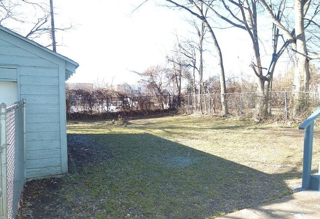 Building Photo - Rent reduced & Move-in Special! 1/2 off fi...