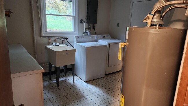 Building Photo - 708 E Eddington Ct