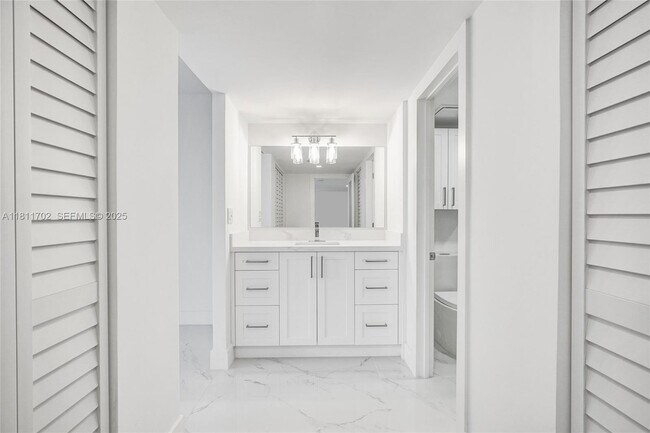 Building Photo - 3625 N Country Club Dr