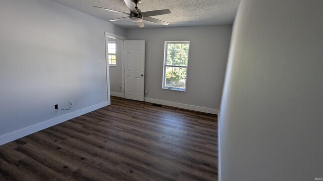 Building Photo - 432 E Laurelwood Dr