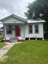 Building Photo - 806 W D St