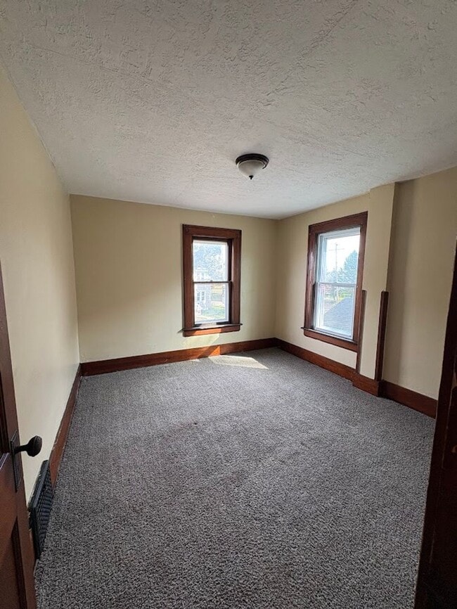 Building Photo - Three bedroom one bathroom home for rent