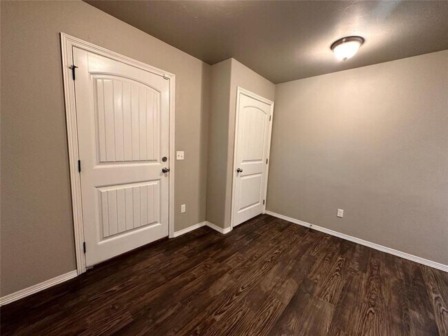 Building Photo - Charming 3-Bed Home w/ 2-Car Garage – Pet-Friendly