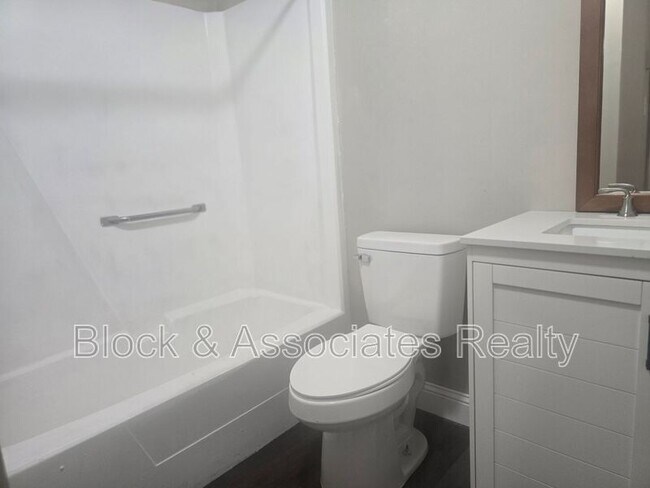 Building Photo - 506 Lake Dr