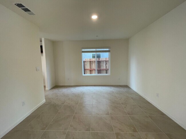 Building Photo - 661 Suzanne Dr