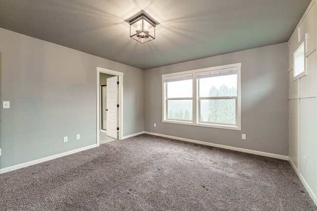Building Photo - Stunning Salmon Creek Gem for Rent! - 3 Be...