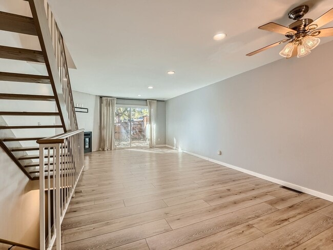 Building Photo - Charming 2 Bedroom 2.5 Bath in Lakewood!