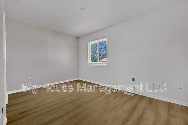 Building Photo - 3125 Heathcote Rd