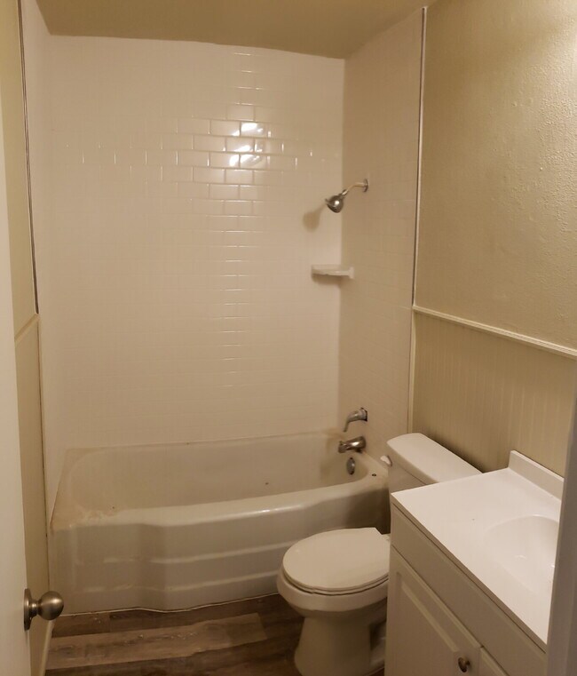 Building Photo - 2/1 recently remodeled close to Tech