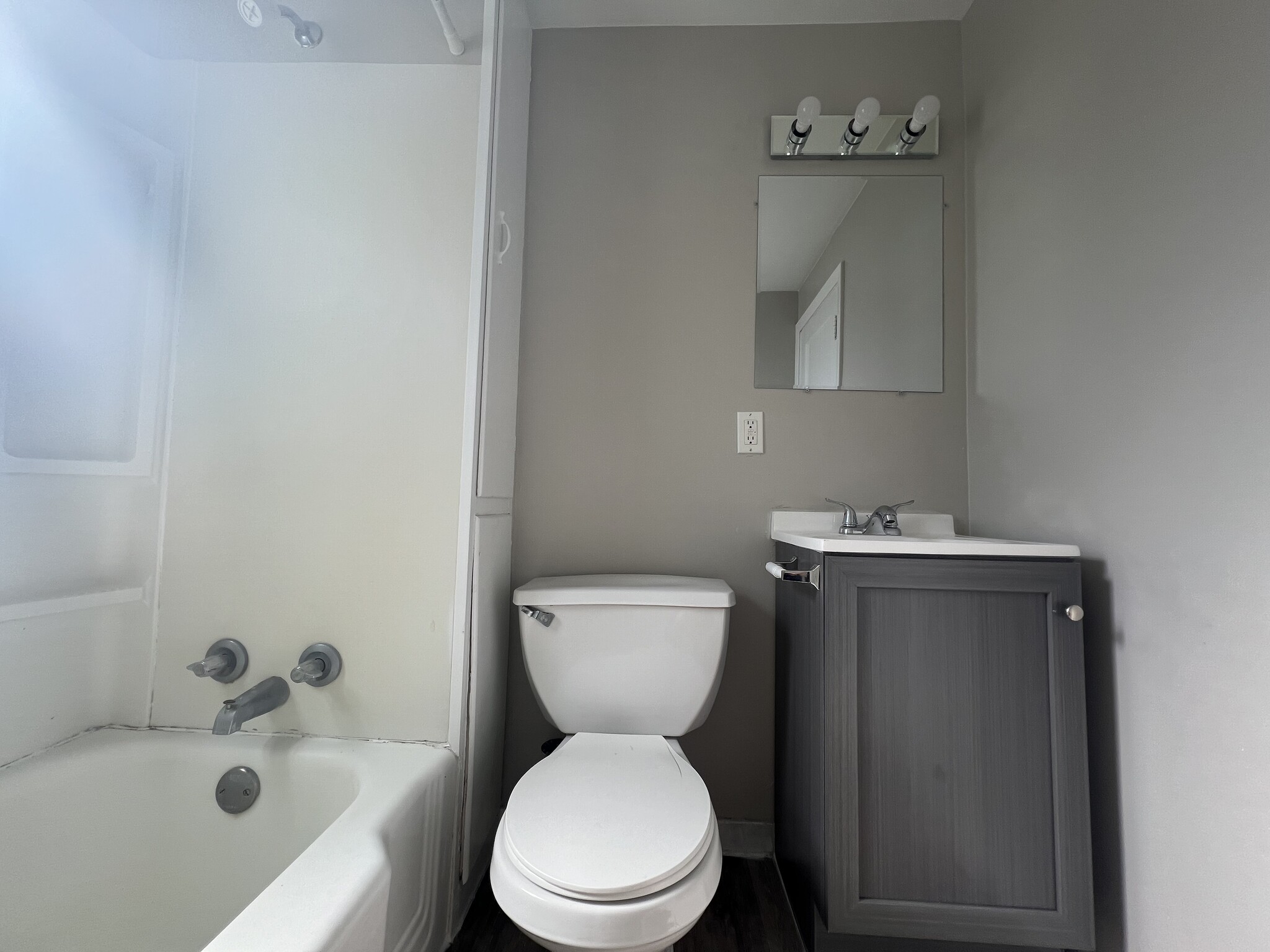 Building Photo - 124 Locust St