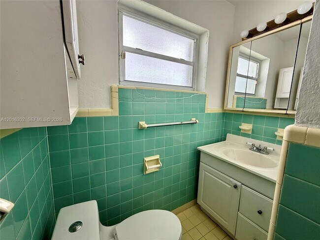 Building Photo - 110 Antilla Ave