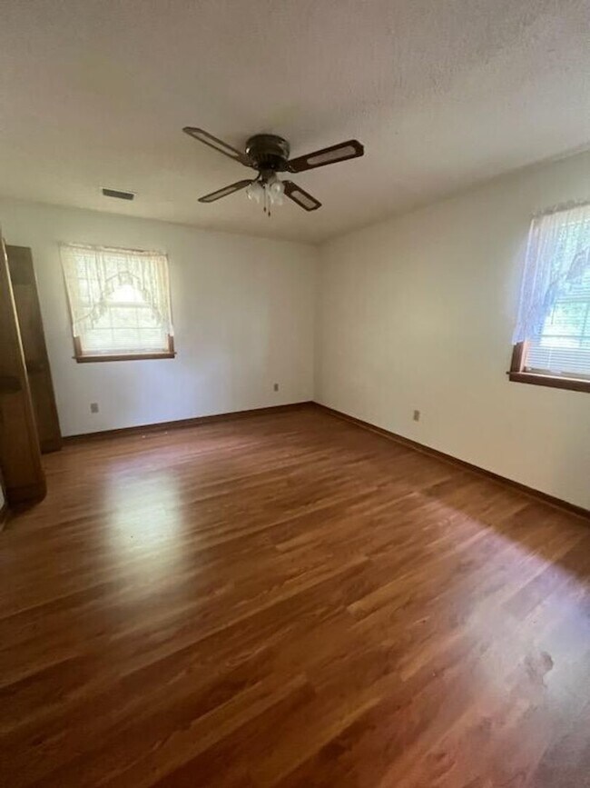Building Photo - ***6 MONTH LEASE***Spacious Marion Rental!