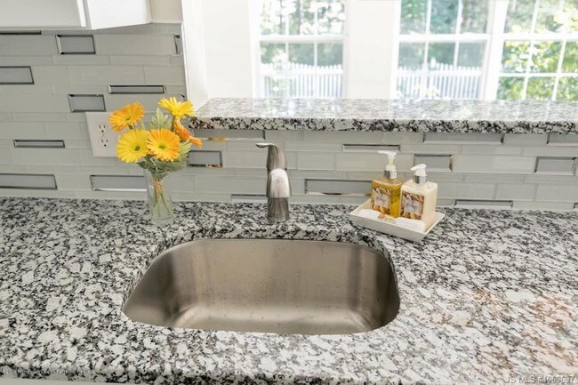 Building Photo - 413 Virginia Ave