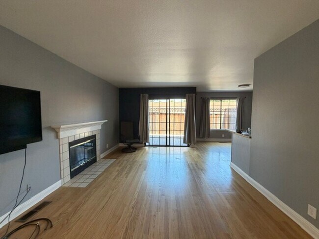 Building Photo - End unit in quiet Campbell location!