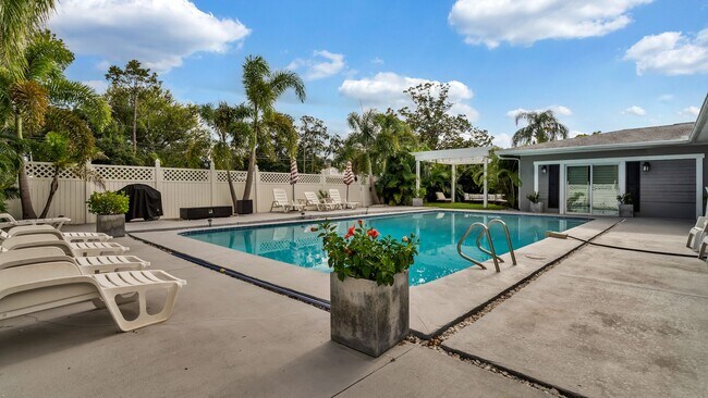 Building Photo - Executive Style Pool Home, 4br/2ba Home Av...