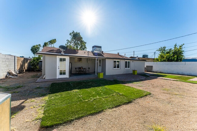 Building Photo - 2614 W Greenway Rd