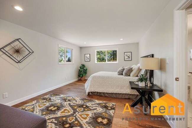 Building Photo - Newly remodeled, single level 3 bed- 2 bat...