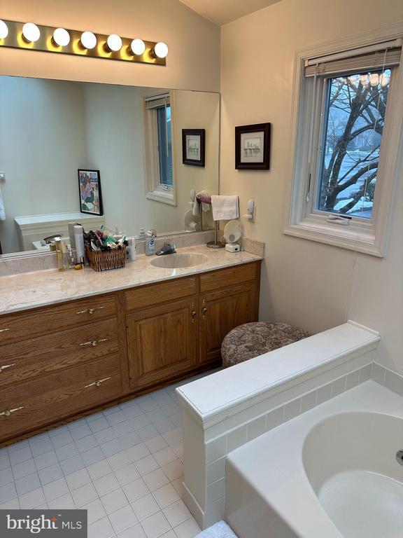 Building Photo - 864 Jefferson Way