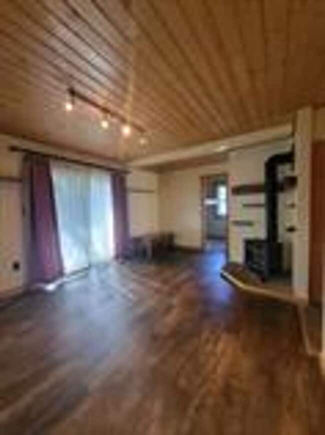 Building Photo - BEST DEAL IN SUMMIT !  Sunlight from all sides of the building!  Balcony! In unit washer dryer! B...