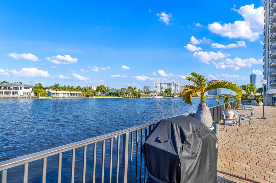 Building Photo - 2017 S Ocean Dr
