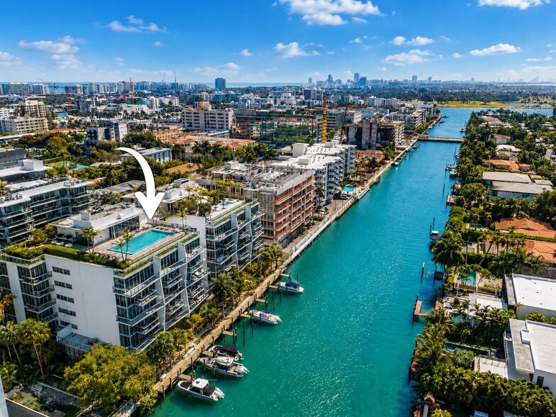 Building Photo - 9940 W Bay Harbor Dr