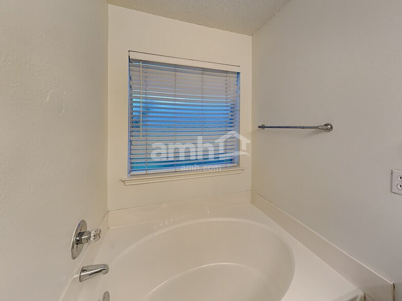 Building Photo - 8551 Western Meadows Dr