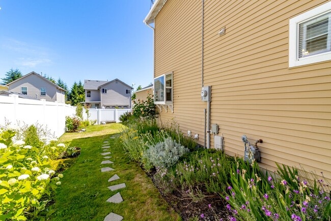 Building Photo - 3 bedroom, 2.5 bath DuPont home featuring AC!