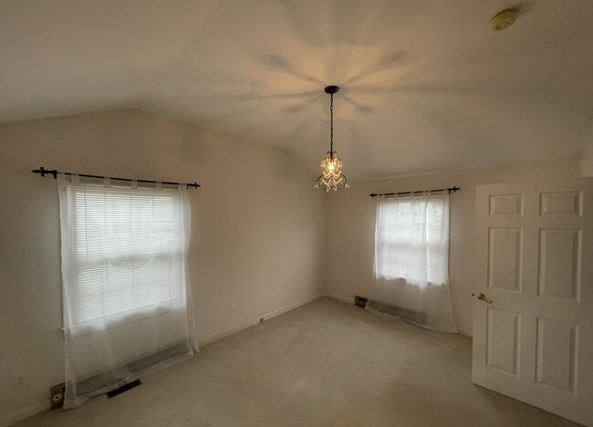 Building Photo - 2727 Stratford Dr