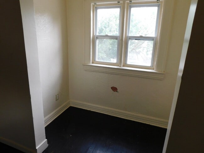 Building Photo - 2nd Floor Apartment Unit