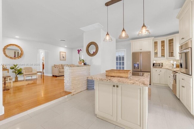 Building Photo - 364 Navarre Dr