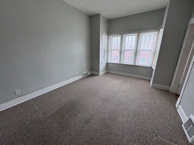 Building Photo - 2454 W Diversey Ave