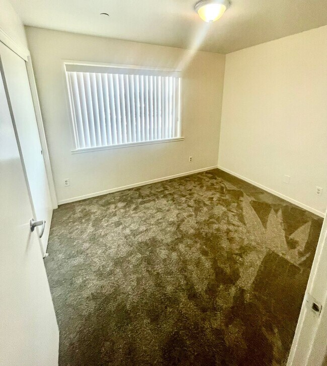 Building Photo - Just Reduced!!! Private 2 bedroom apt