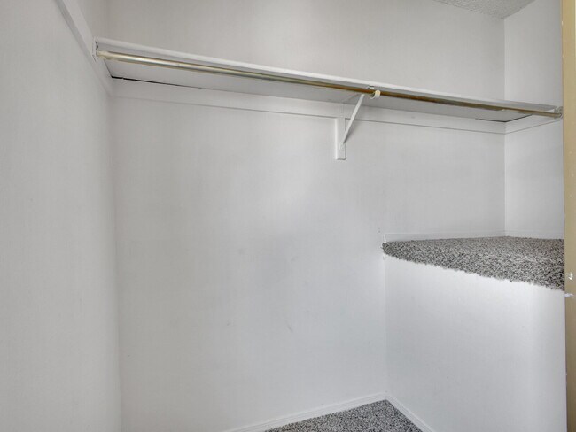 Building Photo - $1,795 // 2-Bed 1-Bath Charming Rowhome in...