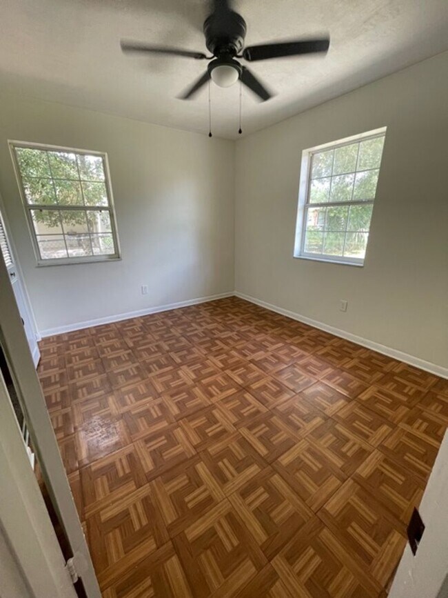 Building Photo - 2 Bed 1 Bath Home | Pet Friendly | Washer ...