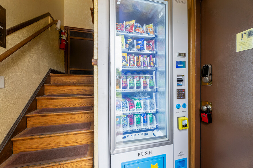 Building Vending Machine - 1629 Fairlawn Ave SE