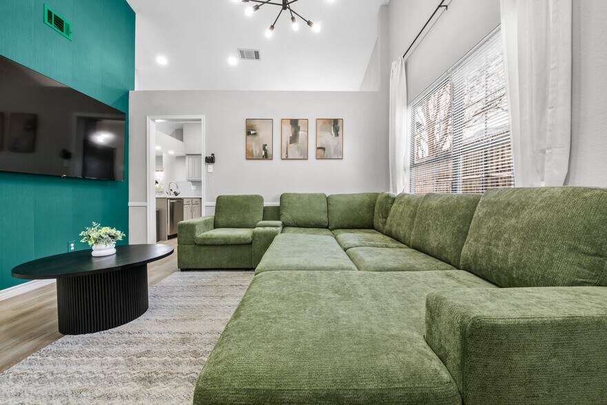 Building Photo - 1040 Eagle Dr