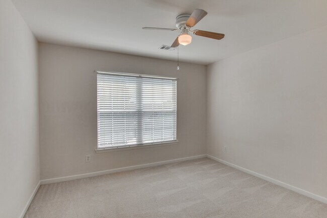 Building Photo - 4Bed/2.5Bath in Brentwood, Lawn Care Included!