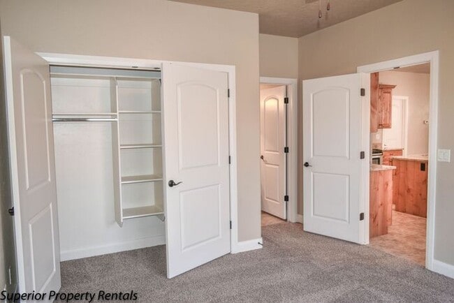 Building Photo - 4 bed, 2.5 bath duple unit w/2 car garage