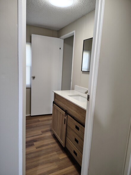 Building Photo - 13 Ez Ln