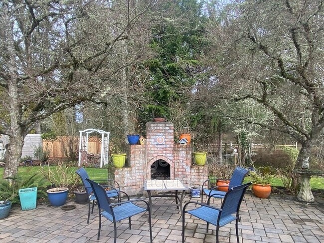 Building Photo - 1720 SW Brooklane Dr
