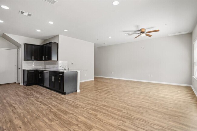 Building Photo - 516 E Slaughter Ln