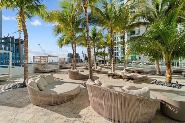 Building Photo - 900 Biscayne Blvd
