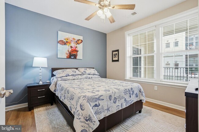 Building Photo - 27 Booth St