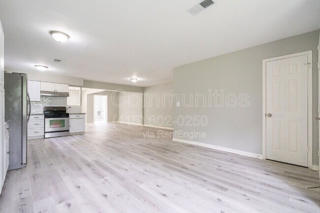 Building Photo - 9196 White Oak Dr