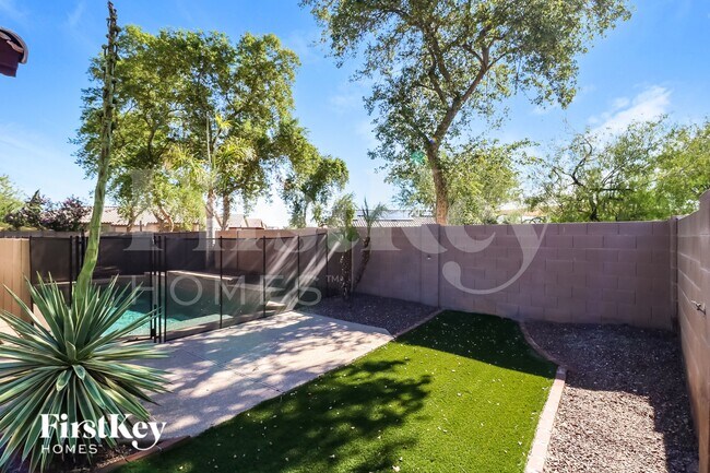 Building Photo - 5411 S Dove Hollow