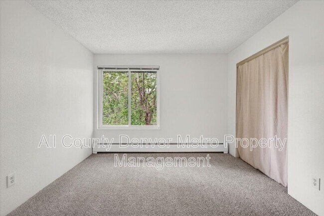 Building Photo - 1400 Golden Cir