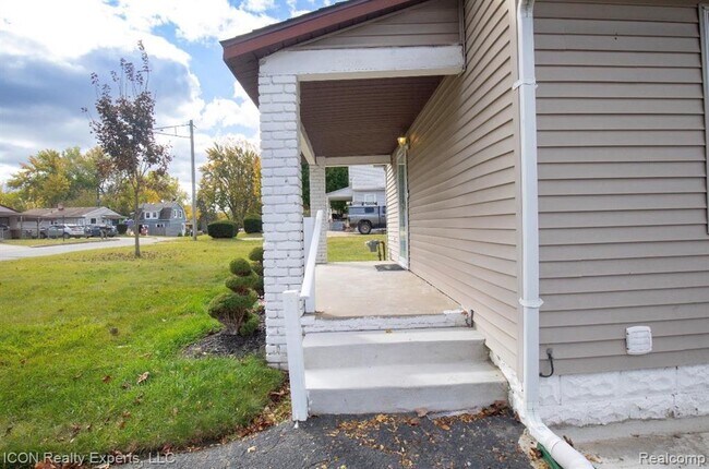 Building Photo - 743 Hollister St