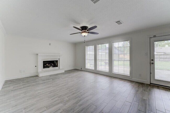 Building Photo - 560 Landfall Ln
