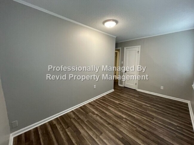 Building Photo - *FIRST MONTH RENT FREE* Freshly Renovated ...