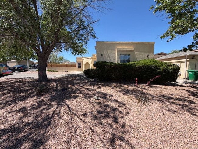 Building Photo - 2 Bedroom Single Story Home Available Near Unser Blvd NE & Northern Blvd NE in North Hills Rio Ra...